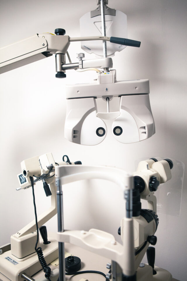 Eye test machine
